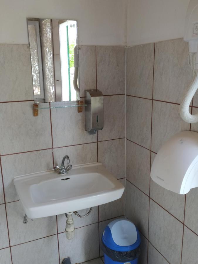 Kemping - Kantin Hotel Bazakerettye Luaran gambar